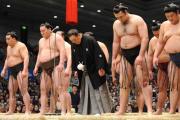 朝青龍問題に関して謝罪した武蔵川理事長（中央）ら力士たち