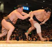 安美錦を送り出しで破り、初日を飾った白鵬（撮影・岡本肇）