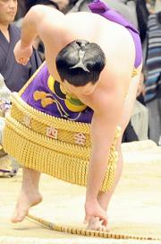 弓を土俵に落とし手で拾う男女ノ里(撮影・外山哲司)
