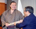 堺市の竹山市長から、市の名産の包丁を贈られて笑顔を見せる横綱白鵬