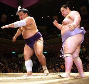 大相撲版「静岡ダービー」は片山(左)が潮丸を一蹴した(撮影・鈴木豊)