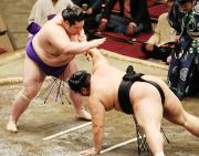 若荒雄（右）を引き落としで破る潮丸