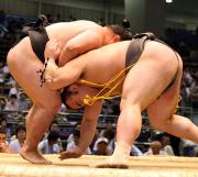 福永(右)を突き落としで破る杉田(撮影・神戸崇利)