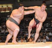 尾崎海（右）は拓錦に押し出しで敗れる（撮影・桜井希望）