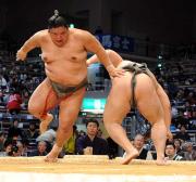 中西を後ろ向きで引き落とす駿河司