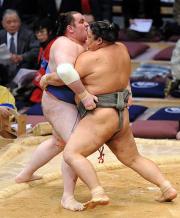 臥牙丸を寄りきる駿河司