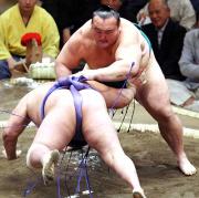 土佐ノ海(手前)をはたき込む岩木山(撮影・神戸崇利)