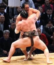 白鵬によりきられる安美錦