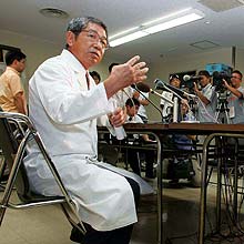 診断書を手に会見する相撲診療所の吉田医師