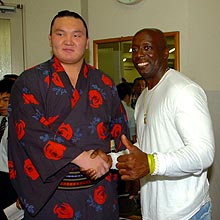 支度部屋を訪れたビリー・ブランクスと握手を交わす白鵬（撮影・山崎哲司）