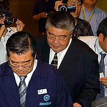 理事会へ向かう時津風親方(中央)