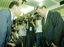 文科省を訪れ、渡海文科相(左)にあいさつする北の湖理事長(共同)