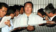 報道陣の質問に答えながら相撲協会を後にする北の湖理事長