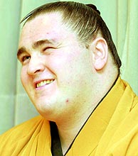 会見で笑顔を見せる新人幕の若ノ鵬(共同)