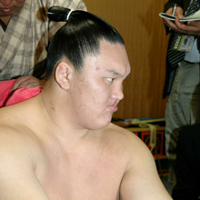 支度部屋でぶ然とした表情を浮かべる白鵬（撮影・下田雄一）