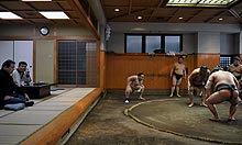 出げいこをする朝青龍(中央)とけいこを見守る春日野親方(左から2人目)