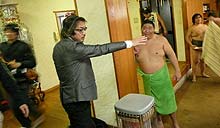 片男波部屋視察後、玉乃島と話す漫画家のやくみつる氏