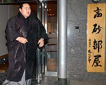 会見を終え、さっそうと外出する朝青龍(撮影・栗山尚久)