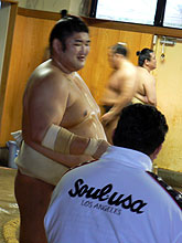 胆石摘出手術を乗り越え、体の張りを戻した琴光喜