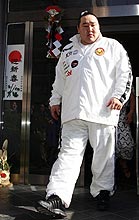 ジャージーを着て、正月飾りされた高砂部屋の玄関を出る朝青龍