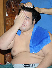 琴奨菊は朝げいこを終え複雑な表情？　を浮かべる（撮影・下田雄一）