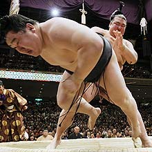 朝青龍(手前)は稀勢の里に送り倒しで敗れる