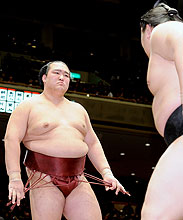 取り組み前に朝青龍(右)をにらみつける稀勢の里(撮影・水谷安孝)