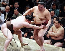 朝青龍(右下)の目前で稀勢の里(中央)を寄り切る白鵬(撮影・神戸崇利)