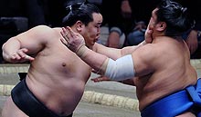 栃乃洋(右)に強烈な張り手を見舞う朝青龍(撮影・栗山尚久)
