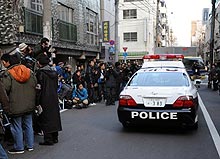 元時津風親方の逮捕秒読みに大勢の報道陣が集まり、その前をパトカーが巡回