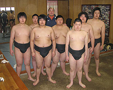 右から八角部屋の五十嵐、野原、佐久間、南部、八角親方、角丸、中山、篠原