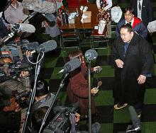 力士会を終え引き揚げる朝青龍に報道関係者が殺到する(撮影・奥田泰也)