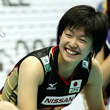 初トスを記録した日本代表最年少選手の河合は試合後、笑顔で写真撮影