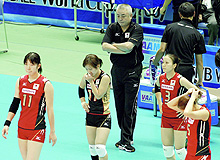 第３セットで劣勢に立ち、ベンチで腕組みする柳本監督（中央）（共同）