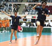 ストレート勝ちを決め喜ぶ白樺学園の井端(左)と斉藤