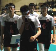 ２１年ぶりの初戦敗退にがっくりと肩を落とす東北の選手たち