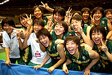 ２連覇を決めて大喜びする中村学園女の選手たち（撮影・浅見桂子）