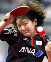 準々決勝のハンガリー戦でスマッシュを放つ福原愛(共同)