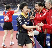 柳承敏(左端)に敗れ、ベンチに迎えられる水谷隼(共同)