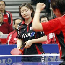 準決勝のシンガポール戦でポイントを連取され顔をしかめる福原愛（共同）