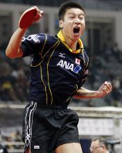 準々決勝の台湾戦で勝ちガッツポーズで喜ぶ吉田海偉(共同)
