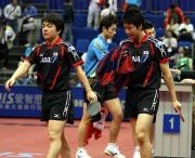 男子ダブルス準決勝に敗れ引き揚げる水谷(右)と岸川(撮影・鹿野芳博)