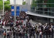 当日券を求め早朝からチケット売り場にできた長蛇の列
