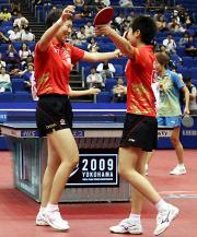 女子複決勝、優勝し抱き合って喜ぶ李暁霞（左）と郭躍（撮影・鹿野芳博）