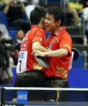 男子ダブルス決勝で優勝し抱き合う王(右)と陳(撮影・鹿野芳博)