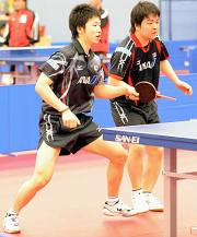 岸川とダブルスの練習をする水谷（左）（撮影・酒井清司）