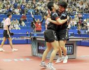 男子ダブルス準々決勝、勝利した岸川(右)と水谷は抱き合って大喜び