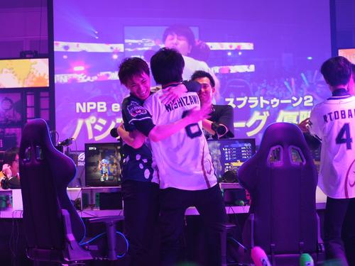 リーグ優勝を決め、抱き合って喜ぶLibalent Calamariの4人