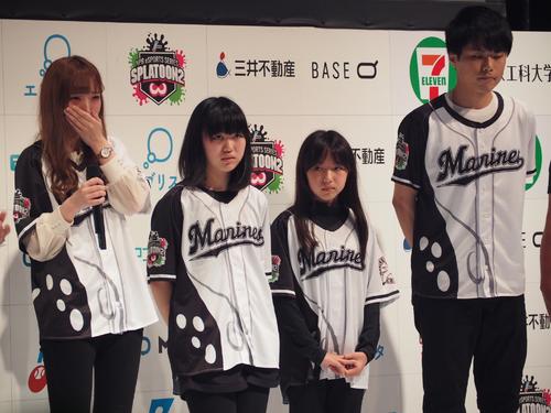 試合に敗れ、涙するロッテ代表（5年☆組～あしんとらず学級～）キャプテンのRAZ（左）
