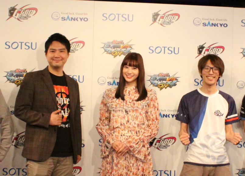 プレマッチイベントに出席した足立梨花（中央）